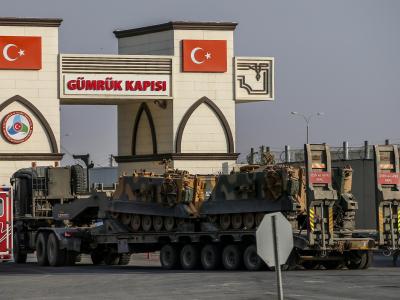 Nachschub: Ein Lkw der türkischen Streitkräfte, bringt gepanzerte Personentransporter über die Grenze zu Syrien. Grenzübergang