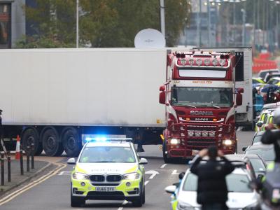 Ein Polizeiauto eskortiert den Lkw, in dem 39 Leichen gefunden worden waren, beim Verlassen des Waterglade Industrieparks. Eskorte