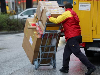 Paketboten, die für Subunternehmer arbeiten, sollen durch ein neues Gesetz besser vor Sozialbetrug geschützt werden. Paketbote