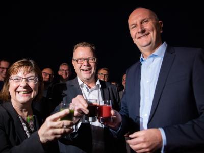Ursula Nonnemacher von den Grünen (l), Michael Stübgen von der CDU (M) und Ministerpräsident Dietmar Woidke (SPD, r) stoßen auf ihre künftige Koalition an. Einigung in Brandenburg
