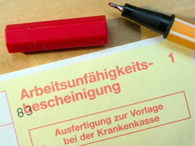 Bald Geschichte: die klassisch gelbe Arbeitsunfähigkeitsbescheinigung vom Arzt. Krankschreibung