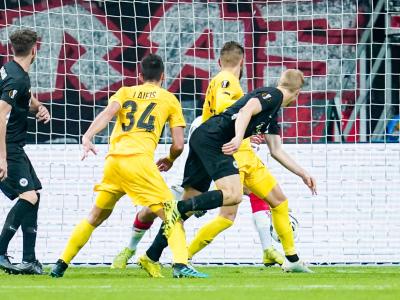 Eintrachts Martin Hinteregger (r) köpft zum 2:0. Vorentscheidung