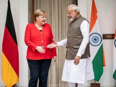Bundeskanzlerin Angela Merkel (CDU) wird von Narendra Modi, Premierminister von Indien, begrüßt. Kanzlerin Merkel in Indien