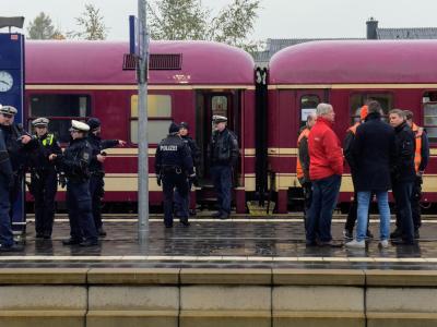 Die Polizei Dortmund führt gemeinsam mit der Bundespolizei Befragungen sowie eine Spurensuche im Partyzug durch und nimmt die Personalien der Fahrgäste auf. Polizeiaktion im Partyzug in Greven