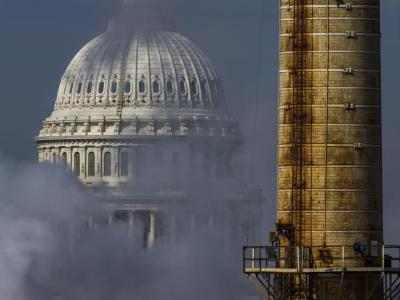 Die Kuppel des Kapitols in Washington D.C. hinter den ABgasen des Kapitol-Kraftwerks. Kohlekraftwerk am Kapitol