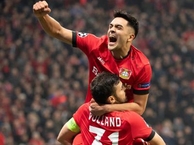 Leverkusens Kevin Volland (unten) freut sich mit Teamkollege Nadiem Amiri über sein Tor zum 2:0. 2:0