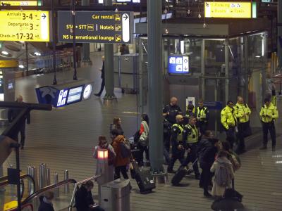 Polizisten am Mittwochabend bei dem Einsatz am Flughafen Schiphol. Amsterdam-Schiphol