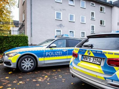Polizeifahrzeuge vor dem Mehrfamilienhaus in Detmold, in dem eine 15-Jährige ihren dreijährigen Halbbruder erstochen haben soll. Tatort