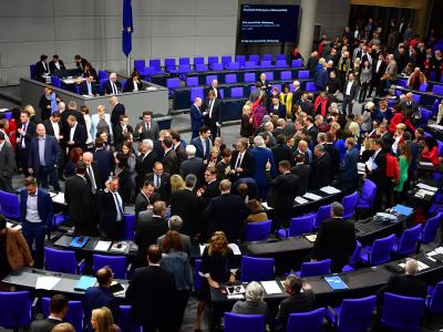 Abgeordnete während der ersten namentlichen Abstimmung zu einem Änderungsantrag der FDP. Kurz danach wurde die Sitzung unterbrochen. Bundestag