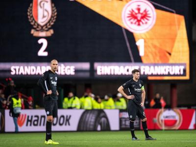Frankfurts Bas Dost (l) und David Abraham stehen nach Schlusspfiff enttäuscht auf dem Rasen. Bittere Auswärtsniederlage