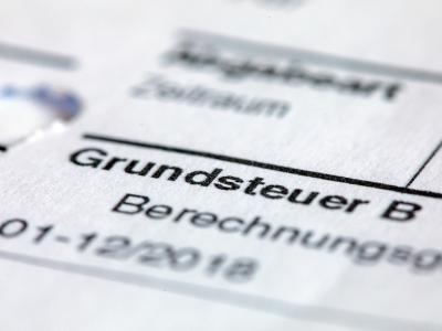 Ein Abgabenbescheid für die Entrichtung der Grundsteuer. Grundsteuer