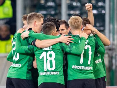 Mönchengladbachs Spieler freuen sich nach dem Treffer zum 1:0. Heimsieg