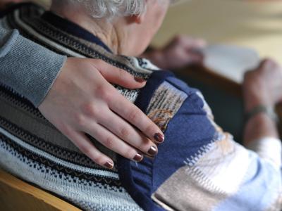 Nach einen neuen Gesetz müssen sich Töchter und Söhne der Betroffenen erst ab einem jährlichen Bruttoeinkommen von 100.000 Euro finanziell an der Pflege der Eltern beteiligen. Pflege