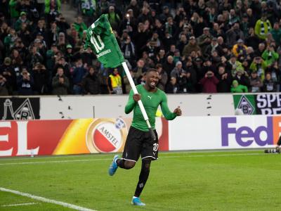 Gladbachs Marcus Thuram feiert mit einer Eckfahne den 2:1-Heimsieg über AS Rom. Last-Minute-Torschütze