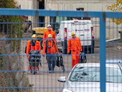 Bergleute verlassen den Schacht der Grube. Bergleute verlassen den Schacht
