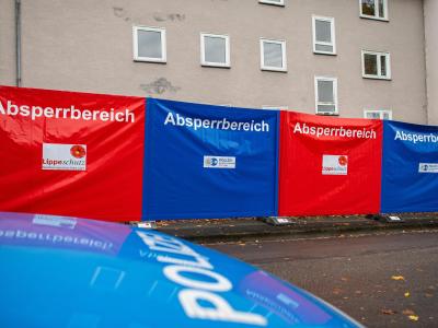 Sicht- und Zutrittssperren vor dem Haus, wo eine 15-Jährige ihren dreijährigen Halbbruder mit einem Messer getötet haben soll. Tatort in Detmold