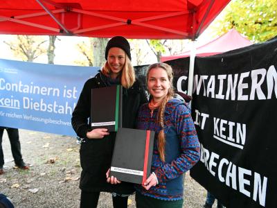 Die beiden Klägerinnen Caro (l.) und Franzi protestieren vor dem Bundesverfassungsgericht gegen die Strafbarkeit des «Containern». Klägerinnen