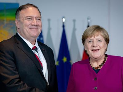 Bundeskanzlerin Angela Merkel (CDU) und Mike Pompeo, US-Außenminister, reichen sich im Bundeskanzleramt nach einem Pressestatement die Hände. Mike Pompeo und Angela Merkel