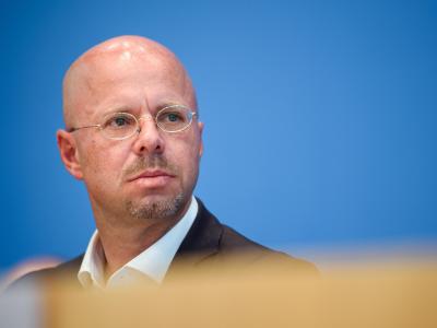 Brandenburgs AfD-Landeschef Andreas Kalbitz wurde in seiner Zeit bei der Bundeswehr vom Militärischen Abschirmdienst (MAD) zu rechtsextremistischen Bestrebungen befragt. Andreas Kalbitz