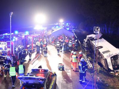 Der Bus war von der Fahrbahn abgekommen, mit der Leitplanke kollidiert und auf die Seite gekippt. Busunfall