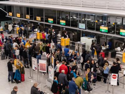Lange Schlangen vor den Lufthansa-Schaltern am Münchner Flughafen. Lufthansa-Schalter
