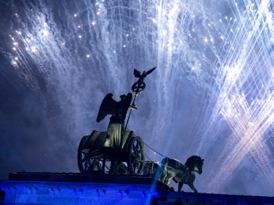 Ein Feuerwerk wird bei der Feier anlässlich der Festivalwoche Feier am Brandenburger Tor