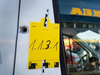Ein von der Spurensicherung gekennzeichnetes Einschussloch vor einem Seiteneingang eines Ikea-Möbelhauses. Spurensicherung