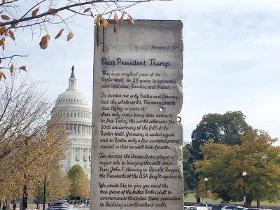 Das Segment der Berliner Mauer mit einer Botschaft an US-Präsident Trump vor dem Kapitol in Washington. Mauerstück für Trump