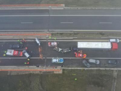 Nur noch Schrott und Altmetall: Die Unfallstelle auf der A7 aus der Vogelperspektive. Demolierte Fahrzeuge