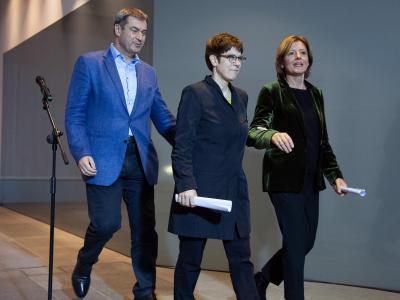 Annegret Kramp-Karrenbauer (M), CDU-Vorsitzende, Malu Dreyer (r), kommissarische SPD-Vorsitzende, und Markus Söder, CSU-Vorsitzender, gehen nach den Statements zum Koalitionsausschuss. Koalitionsausschuss zur Grundrente
