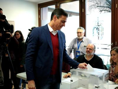 Pedro Sanchez (M), Premierminister von Spanien, gibt seinen Stimmzettel in einem Wahllokal ab. Pedro Sanchez wählt