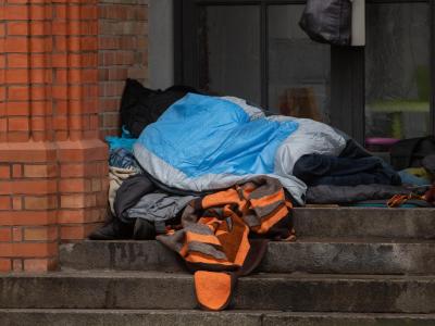 Ein Obdachloser liegt in einem Eingang einer Kirche in Berlin. Obdachlos sind den Zahlen der Wohungslosenhilfe zufolge etwa 41.000 Menschen in Deutschland. Obdachlosigkeit