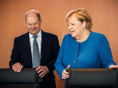Bundesfinanzminister Scholz und Bundeskanzlerin Merkel vor Beginn einer der wöchentlichen Sitzungen des Bundeskabinetts. Duo