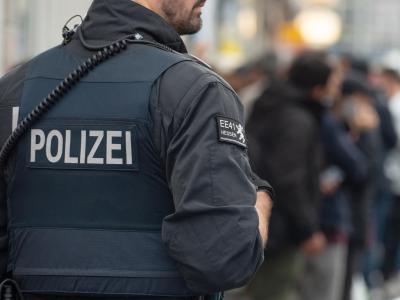 Das Archivbild zeigt einen Polizisten bei einer Durchsuchung. Verdacht auf geplanten Anschlag