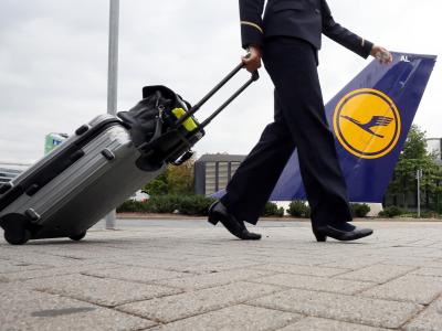 Eine Flugbegleiterin geht auf dem Flughafen in Frankfurt am Main in die Lufthansa-Basis. Lufthansa-Flugbegleiterin