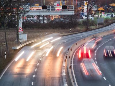 Die Pilotanlage bei Laatzen misst die Durchschnittsgeschwindigkeit auf einer rund zwei Kilometer langen Strecke - nicht an nur einer Stelle. Dafür werden kurzfristig die Kennzeichen aller Autos erfasst. Streckenradar-Messgerät