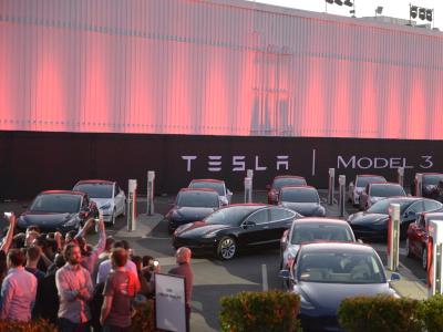 Erste Exemplare des günstigeren Tesla Model 3 auf dem Fabrikgelände in Fremont, Kalifornien. Model 3