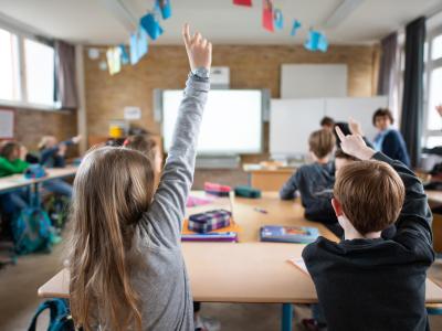 Ab 2025 soll jedes Grundschulkind einen Rechtsanspruch auf ganztägige Betreuung haben. Klassenzimmer