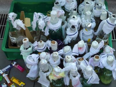 Die Lage in Honglong eskaliert: Molotow-Cocktails werden von prodemokratischen Demonstranten an der Hong Kong Polytechnic University vorbereitet. Molotow-Cocktails