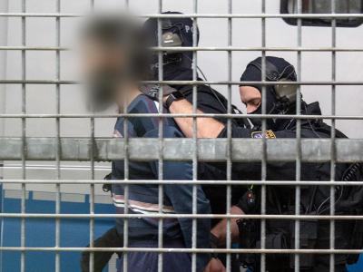 Vermummte Beamte einer Spezialeinheit der Polizei bringen den terrorverdächtigen Mann zur Haftvorführung am Gericht. Terrorverdächtiger