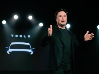 Teslas CEO Elon Musk spricht vor der Enthüllung des Teslas Modell Y in Teslas Designstudio in Hawthorne, Kalifornien. Tesla - Elon Musk