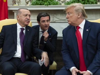 Donald Trump (r), Präsident der USA, und Recep Tayyip Erdogan (l), Präsident der Türkei, treffen sich im «Oval Office» des Weißen Hauses. Amtsenthebungsverfahren in den USA