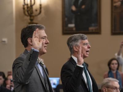 George Kent (l), Diplomat im US-Außenministerium, und William Taylor, geschäftsführender US-Botschafter in der Ukraine, werden vor ihrer Aussage vor dem US-Kongress vereidigt. Vereidigung