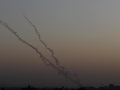 Raketen werden vom Gazastreifen in Richtung Israel gestartet. Raketen werden abgeschossen