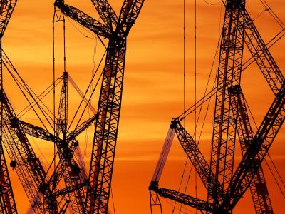 Die deutsche Wirtschaft ist im dritten Quartal minimal gewachsen. Kräne im Morgenlicht