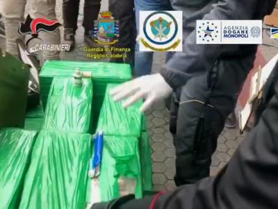 Die italienische Finanzpolizei und Europol haben fast 1200 Kilo Kokain in Bananenkisten gefunden. Kokain-Fund in Italien