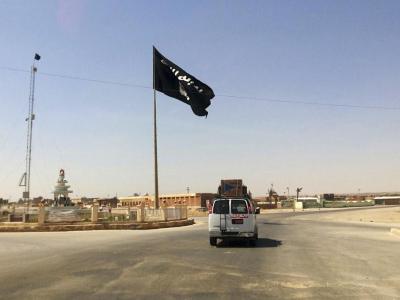 Das Archivfoto von 2014 zeigt eine Flagge der Terrororganisation IS im Nordirak. Türkei will IS-Anhänger abschieben