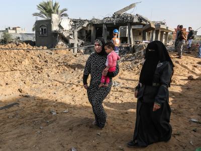Palästinenser inspizieren ein beschädigtes Haus, das bei einem israelischen Luftangriff in Rafah im südlichen Gazastreifen zerstört wurde. Nahost-Konflikt