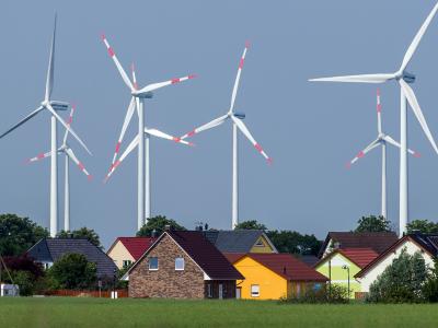 Ziemlich nah beieinander: Windräder und Einfamilienhäuser nahe Nauen in Brandenburg. Windräder