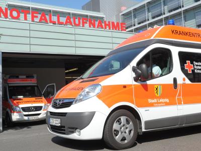 Krankenwagen vor Notfallaufnahme. Die Bundesärztekammer fordert, Rettungsdienste, Kliniken, Alten- und Pflegeheime müssten sich besser auf häufigere Hitzewellen vorbereiten. Krankenwagen vor Notaufnahme